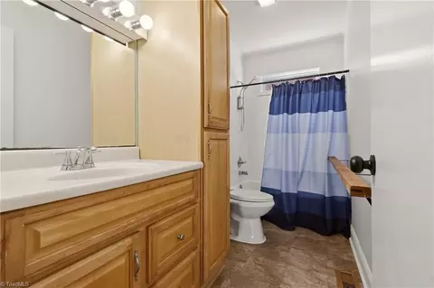 Bath - 220 Parkway Ave E, High Point, NC 27262 photo 1 of 4