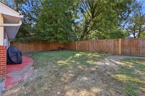 Exterior - 220 Parkway Ave E, High Point, NC 27262 photo 7 of 9