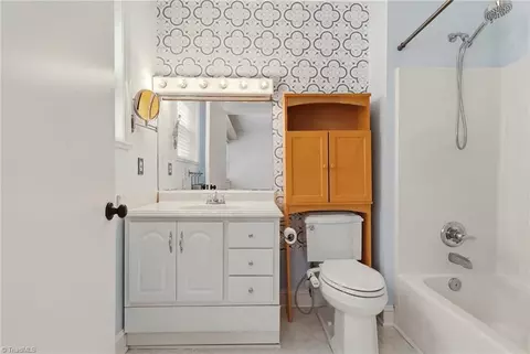 Bath - 220 Parkway Ave E, High Point, NC 27262 photo 3 of 4