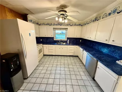Kitchen - 158 Border Ln, Pinnacle, NC 27043 photo 2 of 2