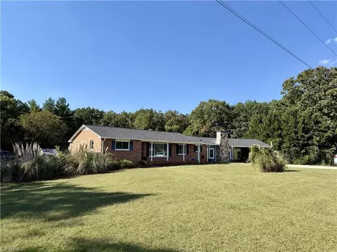 158 Border Ln, Pinnacle, NC 27043