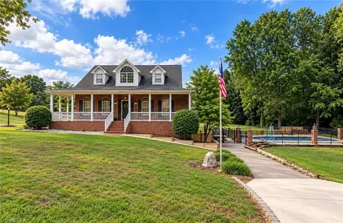 1013 Brookhaven Ln, Yadkinville, NC 27055