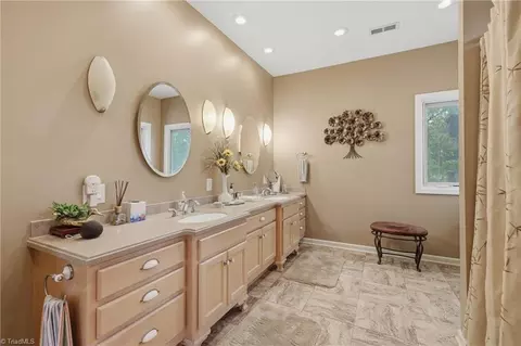 Bath - 1167 New Hope Rd, Purlear, NC 28665 photo 6 of 6
