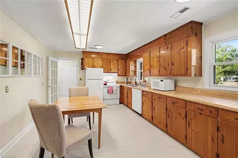 Kitchen - 109 Mohawk Dr, King, NC 27021 photo 4 of 5