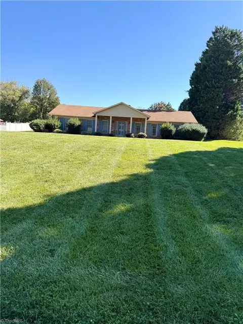 1042 Fairweather Dr, Kernersville, NC 27284