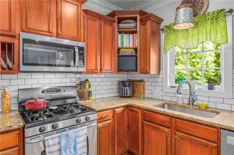 Kitchen - 2008 Pinehurst Ct E, Clemmons, NC 27012 photo 4 of 4