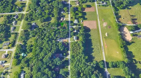 2270 Winterberry Dr, Winston Salem, NC 27106