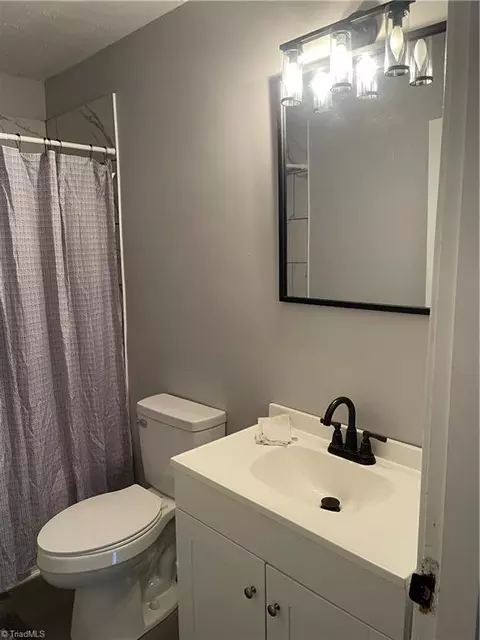 Bath - 425 Moir St, Eden, NC 27288 photo 2 of 2