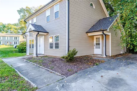 3 Ivyglen Ct, Greensboro, NC 27406
