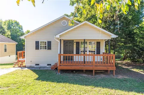 2822 Lomond St, Winston Salem, NC 27127
