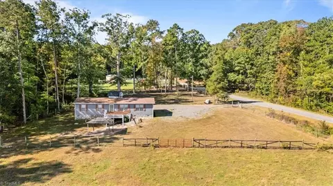 7775 Riverside Rd, Seagrove, NC 27341