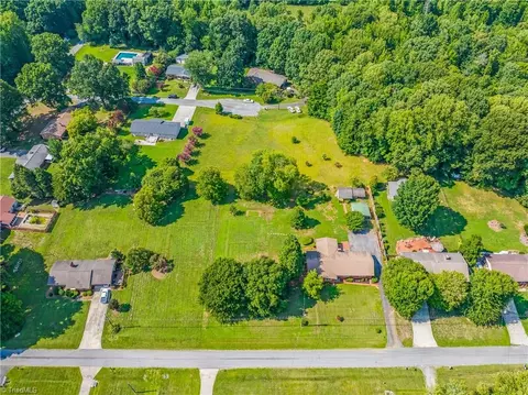 141 Pinelawn Dr, Kernersville, NC 27284