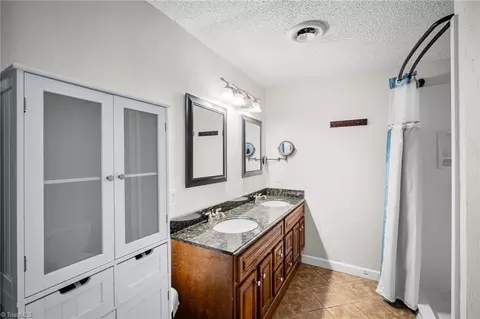 Bath - 802 Kingston Dr, High Point, NC 27262 photo 3 of 6