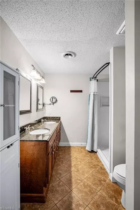 Bath - 802 Kingston Dr, High Point, NC 27262 photo 4 of 6