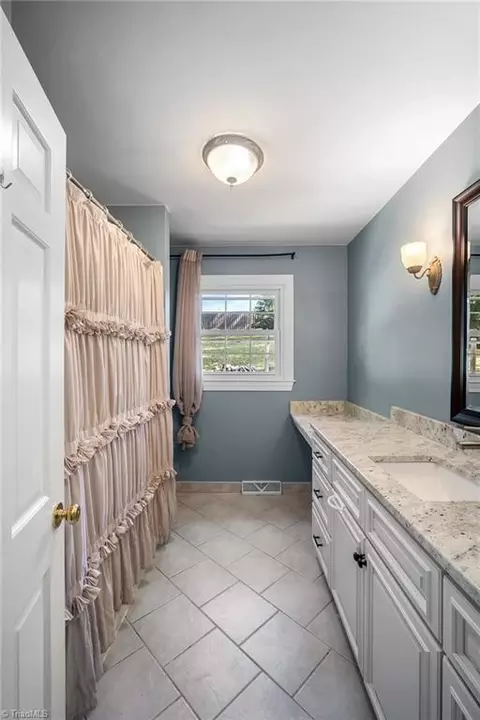 Bath - 802 Kingston Dr, High Point, NC 27262 photo 2 of 6