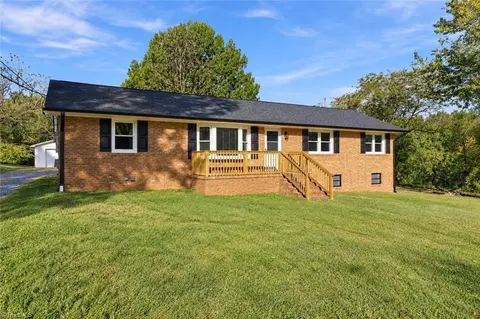 5500 Fieldswood Dr, Greensboro, NC 27406