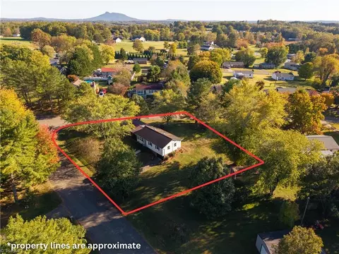 235 Woodcreek Dr, Mount Airy, NC 27030