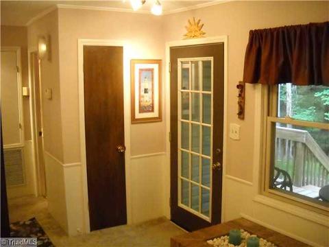 19 Windsor Rd, Thomasville, NC 27360 photo 8