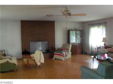961 E King, King, NC 27021 photo 3