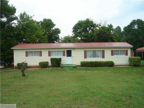 6726 Twin Oaks Dr, Trinity, NC 27370 photo 1