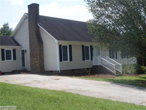 209 Oak Forest Ln, Trinity, NC 27370 photo 1
