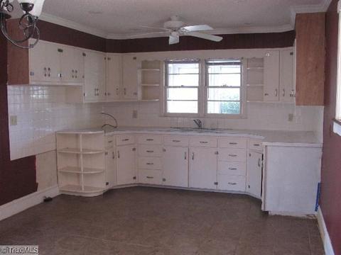 419 E Main St, Pilot Mountain, NC 27041 photo 6