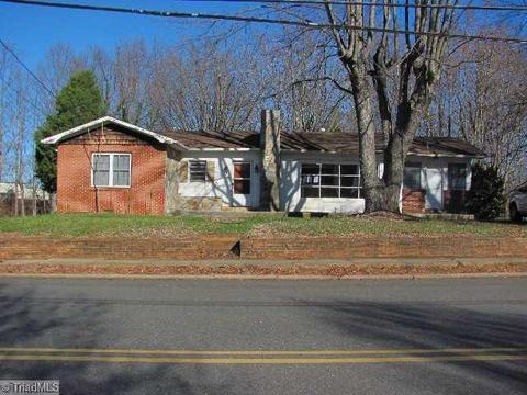 419 E Main St, Pilot Mountain, NC 27041 photo 1