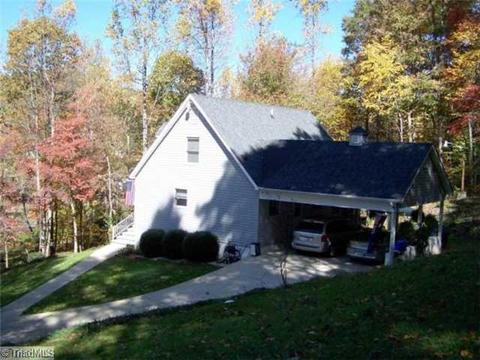 2568 E Pine St, Mount Airy, NC 27030 photo 2