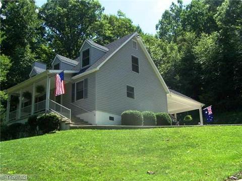 2568 E Pine St, Mount Airy, NC 27030 photo 3