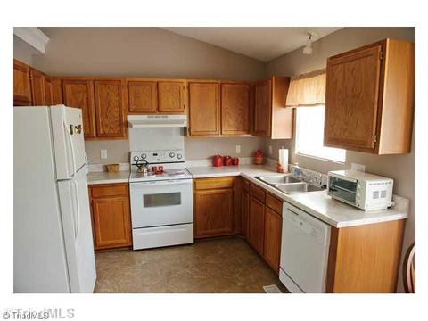 513 Three Oaks, High Point, NC 27265 photo 2