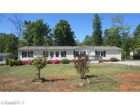 2869 Eagle Point Dr, Trinity, NC 27370 photo 1