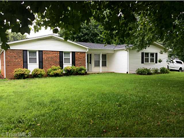 502 Hampton Dr, King, NC 27021 photo 1