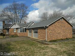413 E Atkins St, Dobson, NC 27017 photo 4