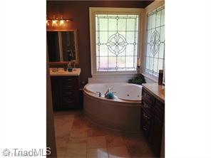 2433 Nesters Ct, High Point, NC 27265 photo 9