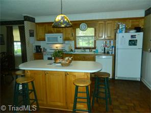 876 Lakeview Dr, Dobson, NC 27017 photo 4