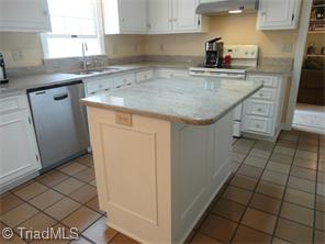 1608 Heathgate Pt, High Point, NC 27262 photo 9