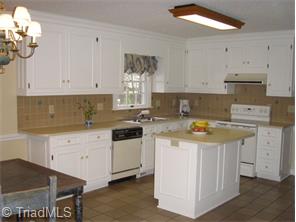 1608 Heathgate Pt, High Point, NC 27262 photo 7