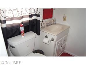 401 N 3rd Ave, Mayodan, NC 27027 photo 24