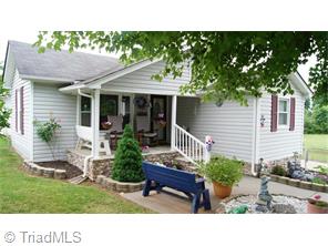 401 N 3rd Ave, Mayodan, NC 27027 photo 2