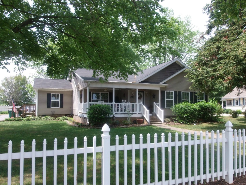 324 S Main, Dobson, NC 27017 photo 1
