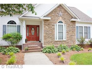518 E Main St, Pilot Mountain, NC 27041 photo 2
