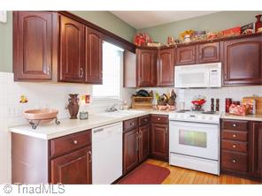 518 E Main St, Pilot Mountain, NC 27041 photo 9