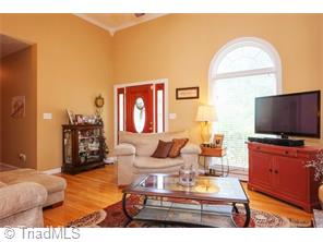 518 E Main St, Pilot Mountain, NC 27041 photo 6