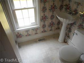 1702 Chestnut Dr, High Point, NC 27262 photo 7