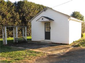 610 W Kapp St, Dobson, NC 27017 photo 8