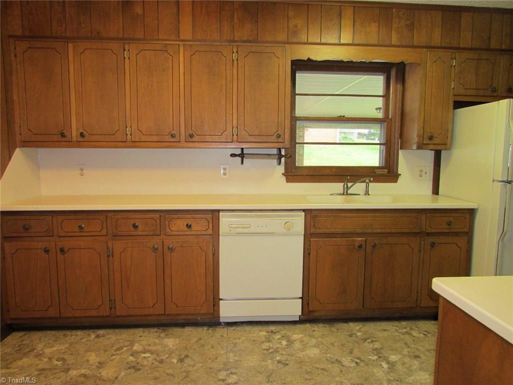 135 E River Dr, Randleman, NC 27317 photo 9