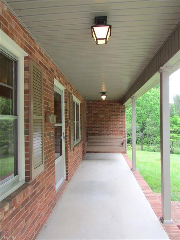135 E River Dr, Randleman, NC 27317 photo 4