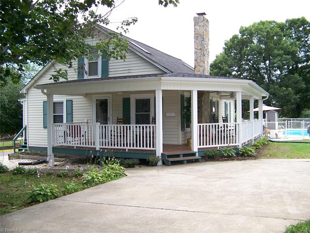 1010 Spring St, Mount Airy, NC 27030 photo 2