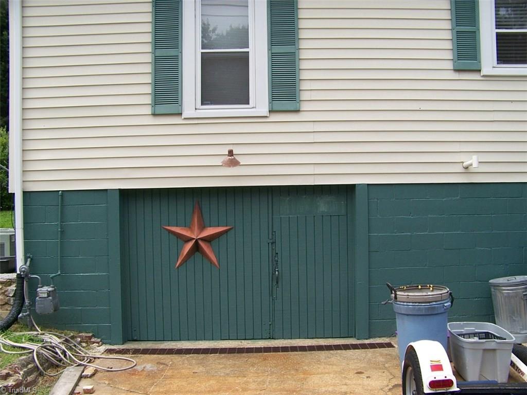 1010 Spring St, Mount Airy, NC 27030 photo 9