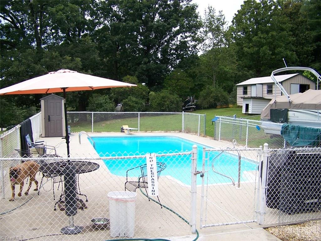 1010 Spring St, Mount Airy, NC 27030 photo 4